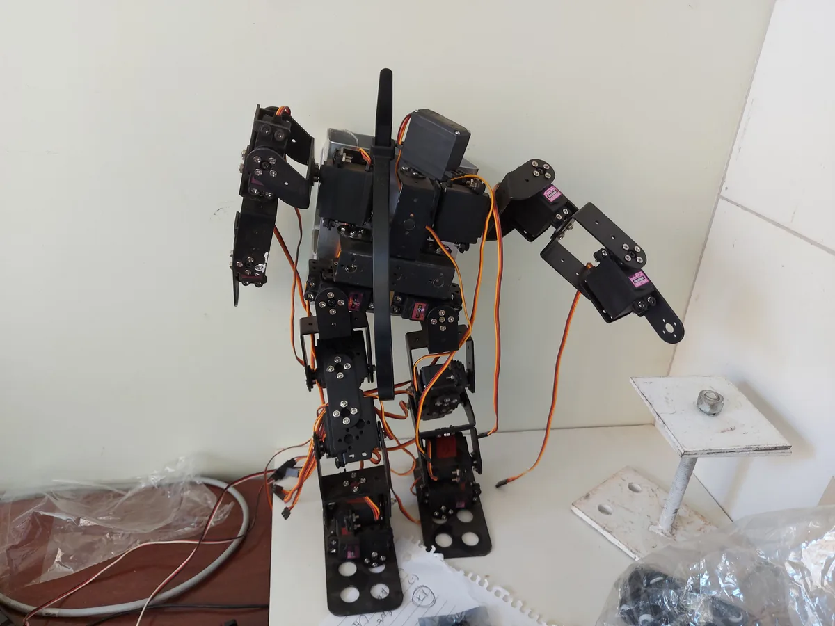 Robô humanoide em construção