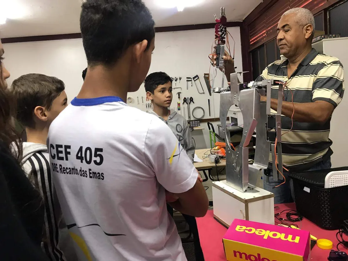 Alunos montando circuito eletrônico