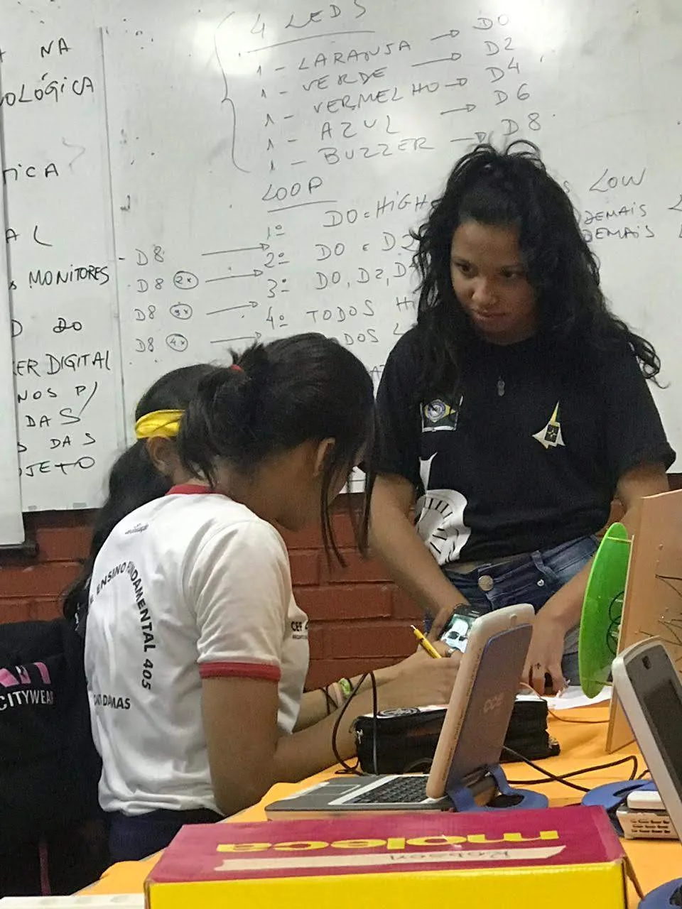 Professor Francenylson no espaço maker com alunos
